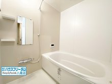安中町５（八尾駅） 1950万円 浴室はリフォーム済となっております♪ 近年のユニットバスの仕様になりますので、お手入れやお掃除などが楽々ですよ☆ また棚もついておりますので、小物関係を置いて頂くが出来ます♪