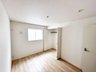 摩湯町（久米田駅） 2680万円 ２階６帖の洋室 明るいフローリングと白基調のクロスはどんなインテリア家具でも合います！