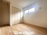 青山台（南生駒駅） 3480万円 現地写真（洋室） 木目の美しさを際立たせるシンプルデザインの建具を使用しています。