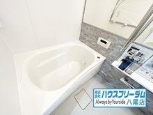 八戸ノ里第三ガーデンハイツＢ棟 浴室はリフォーム済となっております♪ 浴室乾燥機が付いておりますので、梅雨の時期、洗濯物を乾かす他、冬場のお風呂場の温めなどにお使い頂けますので便利です♪