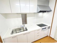 四郷町東阿保 1580万円 現地写真（キッチン） 機能的で大容量の収納付きで家事がしやすい。
