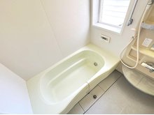 四郷町東阿保 1580万円 現地写真（浴室） 老後の事にも配慮した設計、ゆったりできる浴室です。