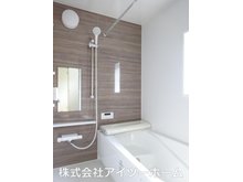 出屋敷町（京終駅） 2580万円 広々1坪サイズの浴室には水はけの良いカビ発生を軽減できるクリーン床仕様！浴槽は環境に優しい節水タイプ♪