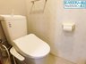 ファミールハイツ八尾Ａ棟 毎日使用するトイレは、お掃除のしやすいすっきりとしたデザインです♪お好みのカバーなどを付けて、オシャレにアレンジするのも楽しみです☆