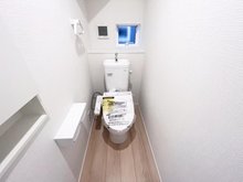 クレイドルガーデン和歌山市紀三井寺第２　【一戸建て】 １階はもちろん２階にもトイレがございます。 どちらもウォシュレット完備！