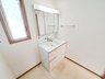 翠光台 3499万円 洗面台はシンプルな三面鏡タイプです。 シャンプードレッサーの為、朝のスタイリングがしやすいですね♪