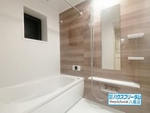 コスモ東大阪ステーションアベニュー 浴室はリフォーム済となっております♪ 浴室乾燥機が付いておりますので、梅雨の時期、洗濯物を乾かす他、冬場のお風呂場の温めなどにお使い頂けますので便利です♪