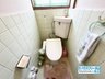 緑ヶ丘４（近鉄八尾駅） 1390万円 毎日使用するトイレは、お掃除のしやすいすっきりとしたデザインです♪窓があり、自然換気をスムーズに行えます☆お好みのカバーなどを付けて、オシャレにアレンジするのも楽しみです☆