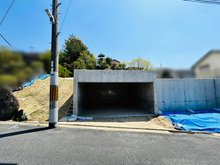生駒台南（生駒駅） 1880万円～1980万円 写真は2号地となります。 車庫付きで愛車を雨風から守れます♪