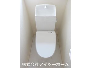 リーブルガーデン香芝市鎌田６期　【一戸建て】 1階・2階トイレにはウォシュレットを標準装備！トルネード洗浄・フチなし形状でお手入れしやすいです♪