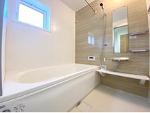 Blooming　Garden　奈良市帝塚山　全２邸　【一戸建て】 現地写真（浴室） 浴室暖房乾燥機付き。１坪タイプで広々です。