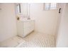 衣摺４（弥刀駅） 980万円 洗面台も白を基調とした内装の建築例です。洗面収納付き。