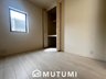 堅田１ 2320万円～2730万円 現地写真（寝室） 木目の美しさを際立たせるシンプルデザインの建具を使用しています。