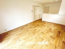 FIRST TOWN　姫路市網干区新在家　第４期　全２邸　【一戸建て】 現地写真（リビング） フローリング材には、木目、色調など木材特有の風合いがあり、ナチュラルな美しさになっています。