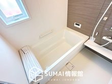 FIRST TOWN　姫路市網干区新在家　第４期　全２邸　【一戸建て】 現地写真（浴室） 浴室暖房乾燥機付き。１坪タイプで広々です。