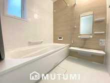 FIRST TOWN　奈良市千代ヶ丘　第２１期　限定１邸　【一戸建て】 現地写真（浴室） 浴室暖房乾燥機付き。１坪タイプで広々です。