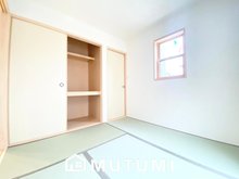 FIRST TOWN　奈良市千代ヶ丘　第２１期　限定１邸　【一戸建て】 現地写真（和室） 大壁仕様の新和室。くつろぎの空間です。