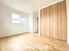 FIRST TOWN　奈良市千代ヶ丘　第２１期　限定１邸　【一戸建て】 現地写真（洋室） 木目の美しさを際立たせるシンプルデザインの建具を使用しています。