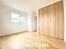 千代ヶ丘２ 3180万円 現地写真（洋室） 木目の美しさを際立たせるシンプルデザインの建具を使用しています。