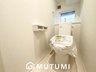 FIRST TOWN　奈良市千代ヶ丘　第２１期　限定１邸　【一戸建て】 現地写真（トイレ） 汚れてもサッとひと拭きでお手入れ簡単、エコ仕様の温水洗浄便座付きのトイレです。 バリアフリーにも配慮しています。