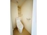 サザンヒルズ学園前2番館 トイレには棚付きで収納スペースとして活用可能です。ニッチ部分としてちょっとしたインテリアにも利用できます♪ 2023年3月新調済みです♪