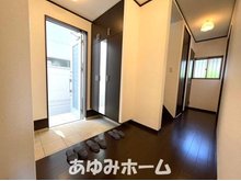 成田南町（香里園駅） 3190万円 【玄関写真】 広々とした明るい玄関です♪座って靴を履いたりできる大きなスペースです♪
