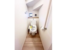 グランフェリディア泉南市新家第２期　【一戸建て】 １階はもちろん ２階にもトイレがございます。 どちらもウォシュレット完備