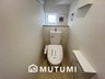 LIGNAGE　奈良市疋田町　第２２－１期　全４邸　【一戸建て】 現地写真（トイレ） 汚れてもサッとひと拭きでお手入れ簡単、エコ仕様の温水洗浄便座付きのトイレです。 バリアフリーにも配慮しています。