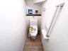 笠松２（りんくうタウン駅） 3448万円 ウォシュレット機能付きトイレは、清潔感がうまれる白色基調！ 窓付で、換気良好です
