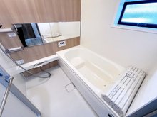笠松２（りんくうタウン駅） 3448万円 マルチステップ仕様のバスルームはお子様との入浴にも使いやすい！小窓付きで入浴後や掃除の際の換気もスムーズです
