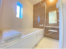 馬司町（筒井駅） 2580万円 現地写真（浴室） 浴室暖房乾燥機付き。１坪タイプで広々です。