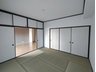 関目北すみれハイツ２号棟 8帖の広い和室は主寝室に最適♪大容量収納付きです。
