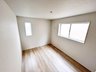 摩湯町（久米田駅） 2480万円 ２階６帖の洋室 明るいフローリングと白基調のクロスはどんなインテリア家具でも合います！