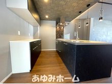 高柳５（萱島駅） 3280万円 【キッチン写真】 広々アイランドキッチンがおしゃれです♪ カップボードも備え付け、食洗器・綺麗なキッチンを保てます♪
