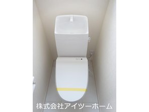リーブルガーデン橿原市曲川町５期　【一戸建て】 1階トイレにはウォシュレットを標準装備！くるっと洗浄・セフィオンテクト・ふち無し便器でお手入れしやすいです♪