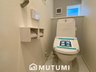 Blooming　Garden　奈良市神功　第３期　全２邸　【一戸建て】 現地写真（トイレ） 汚れてもサッとひと拭きでお手入れ簡単、エコ仕様の温水洗浄便座付きのトイレです。 バリアフリーにも配慮しています。