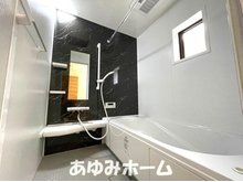 ◆リナージュ茨木市北春日丘・新築戸建◆　【一戸建て】 【浴室写真】 １６１６サイズの換気暖房乾燥機付き♪窓があるので換気もできます♪