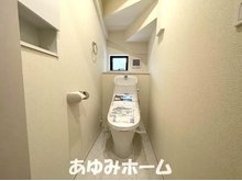 ◆リナージュ茨木市北春日丘・新築戸建◆　【一戸建て】 【トイレ写真】 節水温水ウオシュレット付きのトイレは換気扇付きで窓もあります♪