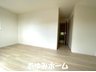 ◆リナージュ茨木市北春日丘・新築戸建◆　【一戸建て】 【洋室写真】 フローリングの色味が明るいのでお家全体が明るく感じます♪オシャレな家具が置きたくなりますね♪