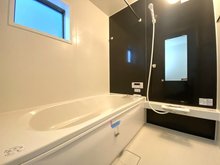 Livele　Garden.S　橿原市曲川町　第５期　限定１邸　【一戸建て】 現地写真（浴室） 浴室暖房乾燥機付き。１坪タイプで広々です。