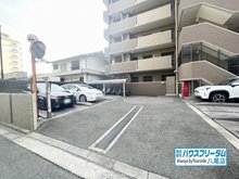 コスモ東大阪ステーションアベニュー 共用部本マンションには敷地内に駐車場がございます♪ お急ぎの朝などは非常に助かりますね♪ 空き状況に関しましては、お気軽にご相談下さい♪