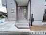 日吉台七番町 4590万円 ■現地写真■ 玄関先には屋根付きのポーチとなっており、雨の日にも大変助かります。 表札・ポスト・インターフォンを備えた機能門柱も玄関先なので、日常使いも抜群です。