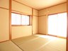 北本荘７（播磨町駅） 1480万円 【和室（現地）】陽当りとても良好です♪室内とても明るいです♪和室はほっとできる素敵な空間♪収納もたっぷり♪ゆっくりとおくつろぎください♪楽しく見学はいかが♪
