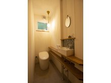 奈良市中山町新築戸建　【一戸建て】 白を基調としたトイレは清潔感とモダンな雰囲気です。ニッチ部分にはどんなインテリアを置くか迷いますね♪