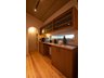奈良市中山町新築戸建　【一戸建て】 キッチンの棚も造り付け。インテリアとしても映えるレトロなガラスが入っています♪ 扉付きの収納もあって、収納容量たっぷり。片付く間取りになっております。