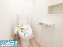 東大阪市花園本町２丁目　【一戸建て】 トイレ☆ トイレは１階と2階にございましてウォシュレット付きですので、ご家族が多い方にはうれしいですね♪ また埋め込みの収納もございますので、トイレットペーパーなどを収納していただくことが可能です♪
