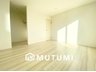 春日町１（高田市駅） 1980万円 現地写真（洋室） 木目の美しさを際立たせるシンプルデザインの建具を使用しています。