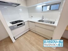 松山町１（八尾駅） 2880万円 キッチンは清潔感のあるホワイトをベースとしたデザインになっております♪ 収納も豊富にございますので、調理器具などを収納して頂きスッキリお使い出できますよ☆ 毎日のお片付けにも困りませんね♪