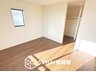 西今宿８（播磨高岡駅） 2480万円 現地写真(寝室) 木目の美しさを際立たせるシンプルデザインの建具を使用しています。