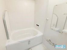 ライオンズマンション瓢箪山 浴室はリフォーム済となっております♪ 近年のユニットバスの仕様になりますので、お手入れやお掃除などが楽々ですよ☆ また棚もついておりますので、小物関係を置いて頂くが出来ます♪